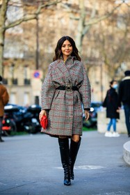 plaid coat, black red coat, black belt, bug buckle belt, black boots, highknee boots, red pouch, leather pouch, cat eye make up, street style, jonathan paciullo, FW, frenchystyle, fashion week, AUTUMN WINTER 2022-2023, FALL WINTER 2022_2023, FW 22-23, PARIS, PFW, full length, vertical