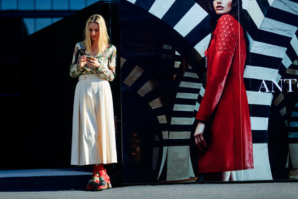 atmosphere details, beige shirt, beige skirt, fashion week, frenchystyle, full length, FW, graphic shirt, gucci, high heels, horizontal, jonathan paciullo, leather shoes, MFW, MILAN, printed shirt, printed shoes, red shoes, SPRING SUMMER 2018, SS 18, street style