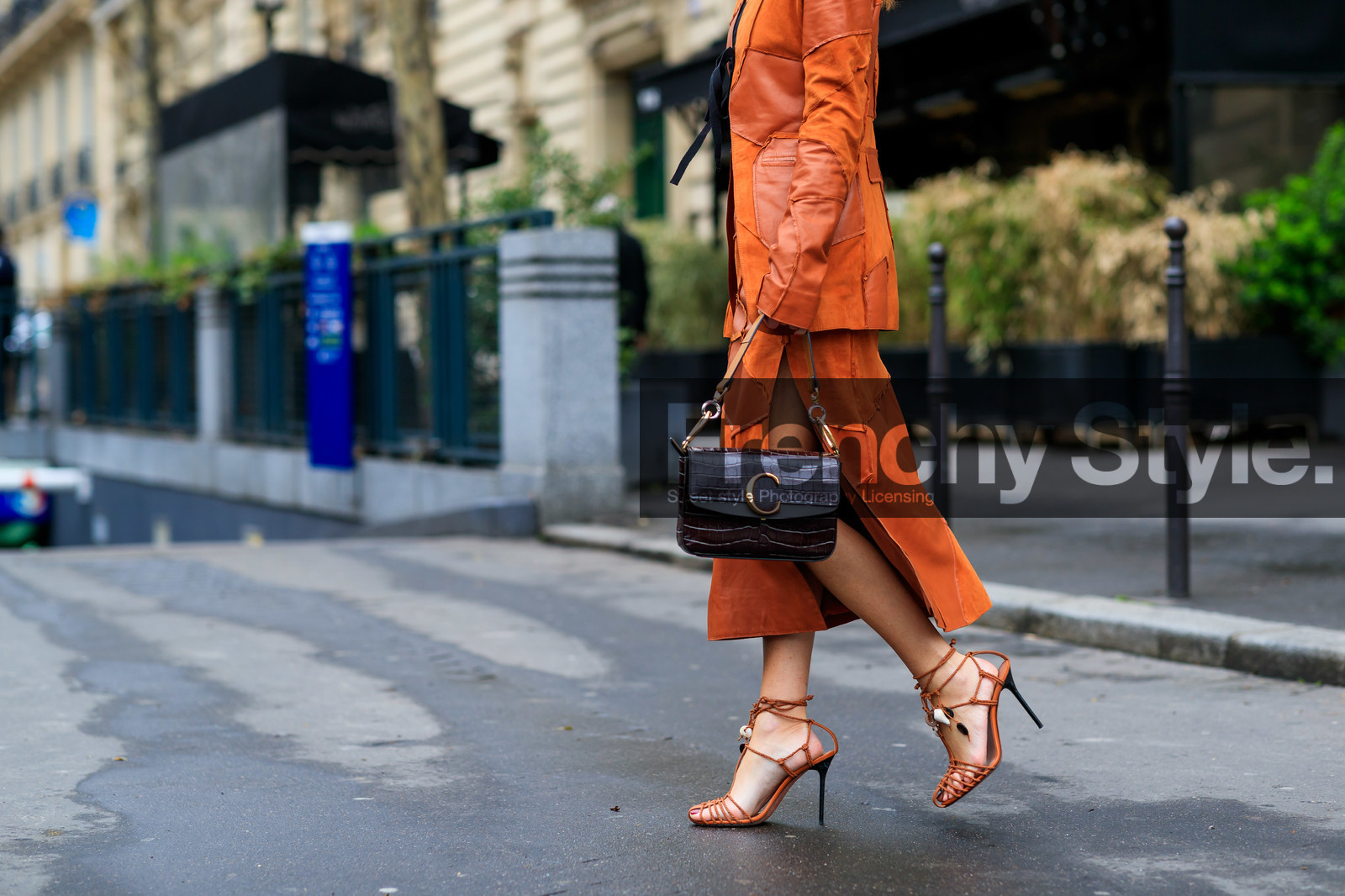brown bag, brown skirt, camel jacket, camel sandals, chloé, geraldine boublil, high heels, leather bag, leather jacket, leather shoes, leather skirt, tone on tone, total look brown, total look camel, PARIS, PFW, street style, jonathan paciullo, FW, frenchystyle, fashion week, AUTUMN WINTER 2019-2020, AW 19-20, FALL WINTER 2019-2020, FW 19-20, horizontal, atmosphere details, detail