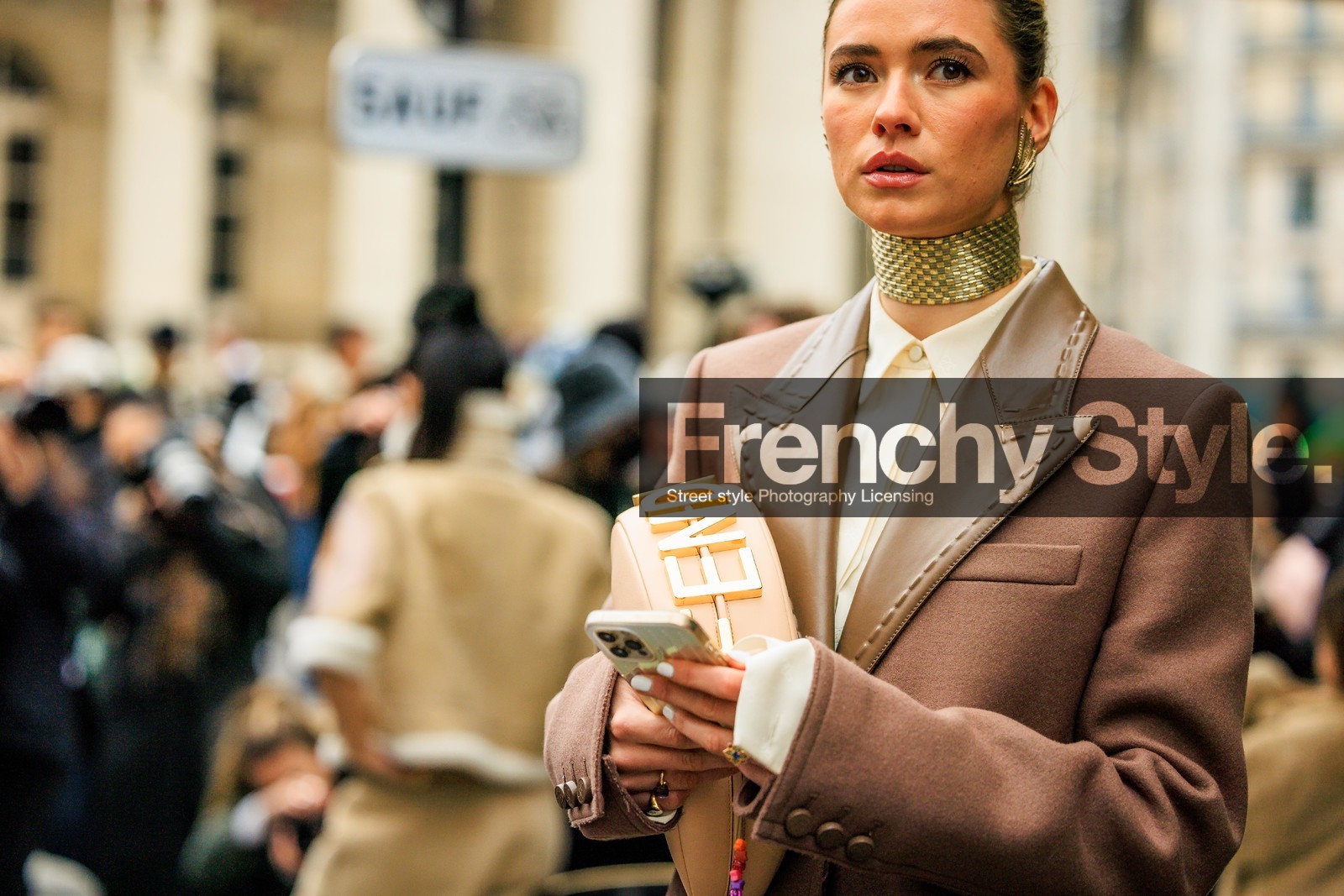 fendi bag, cream bag, logo bag, brown blazer, dual toned blazer, choker, golden choker, golden earrings, iphone, fashion week, frenchystyle, FW, jonathan paciullo, street style, PARIS, PFW, SPRING SUMMER 2022, SS 22, detail, atmosphere details, horizontal, zita d hauteville
