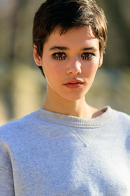 eyeliner, grey sweater, short hair, model, PARIS, PFW, street style, jonathan paciullo, FW, frenchystyle, fashion week, AUTUMN WINTER 2019-2020, AW 19-20, FALL WINTER 2019-2020, FW 19-20, vertical, atmosphere details, detail