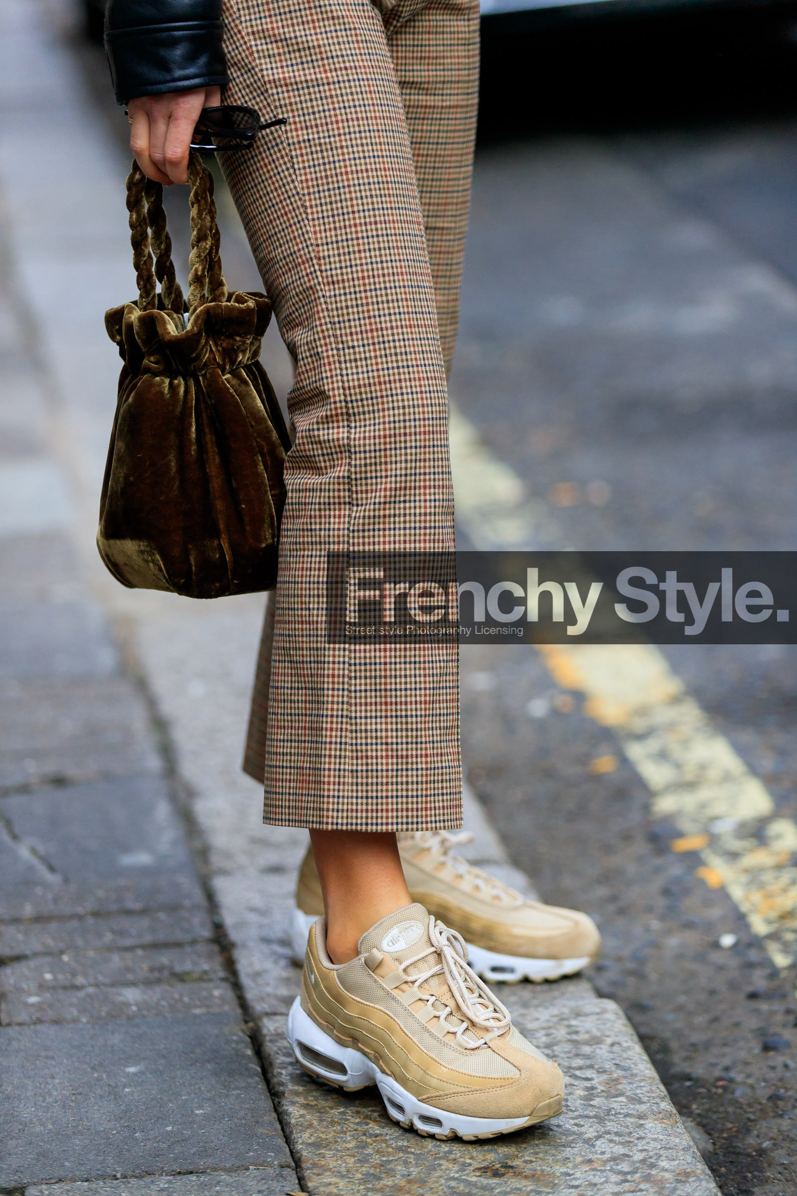 beige pants, beige sneakers, checked, fur bag, green bag, leather shoes, nike, plaid, printed pants, trousers, street style, jonathan paciullo, FW, frenchystyle, fashion week, LFW, LONDON, AUTUMN WINTER 2018-2019, AW 18-19, FALL WINTER 2018-2019, FW 18-19, vertical, atmosphere details, detail