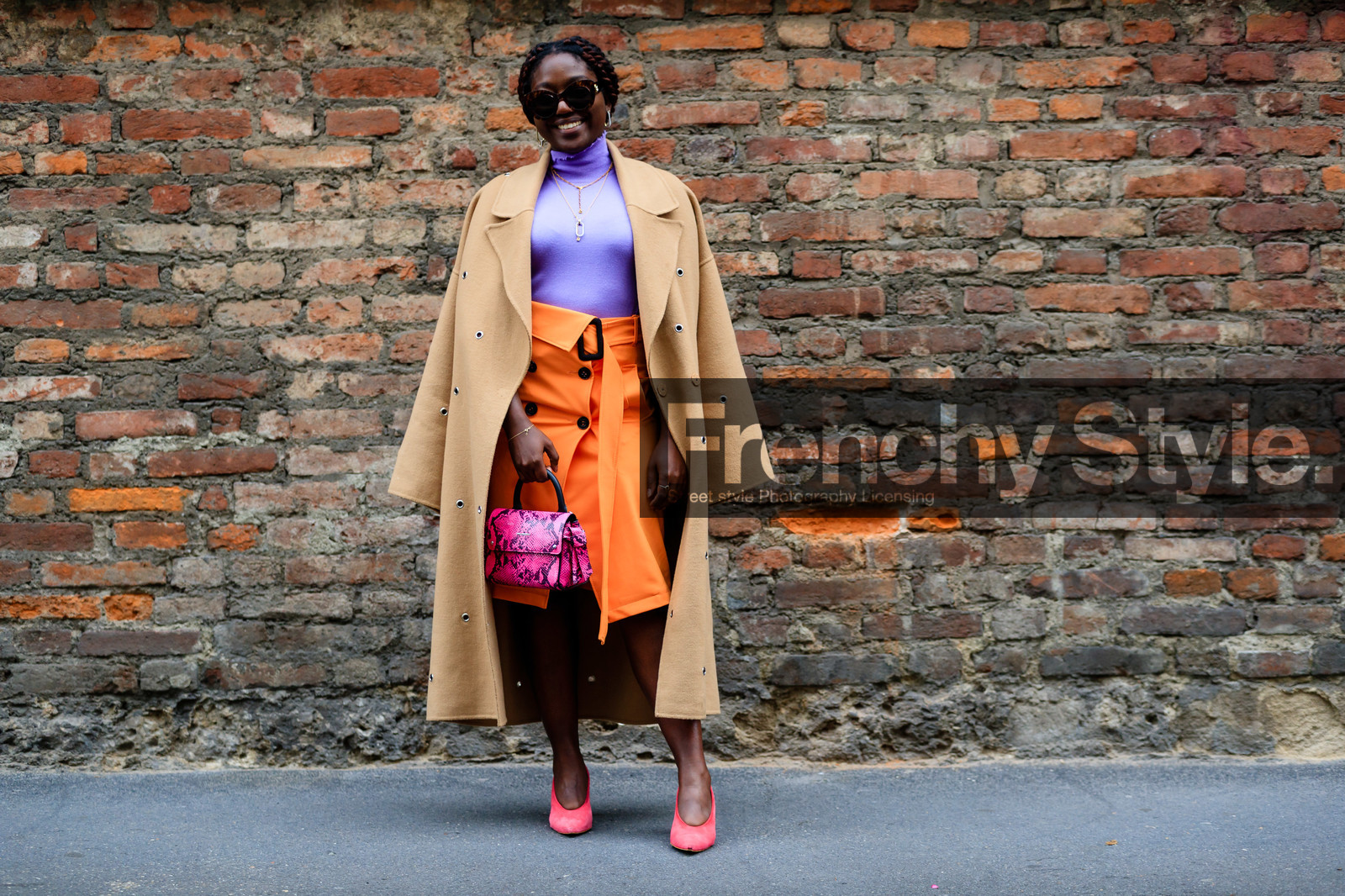 camel coat, beige coat, openwork coat, studs coat, lilac pullover, turtleneck pullover, orange skirt, button skirt, mid long skirt, belted skirt, pink leather bag, hand bag, animal skin bag, karl lagerfeld bag, suede pumps, pink pumps, lois opoku, street style, jonathan paciullo, FW, frenchystyle, fashion week, MFW, MILAN, SPRING SUMMER 2021, SS 21, horizontal, atmosphere details, full length