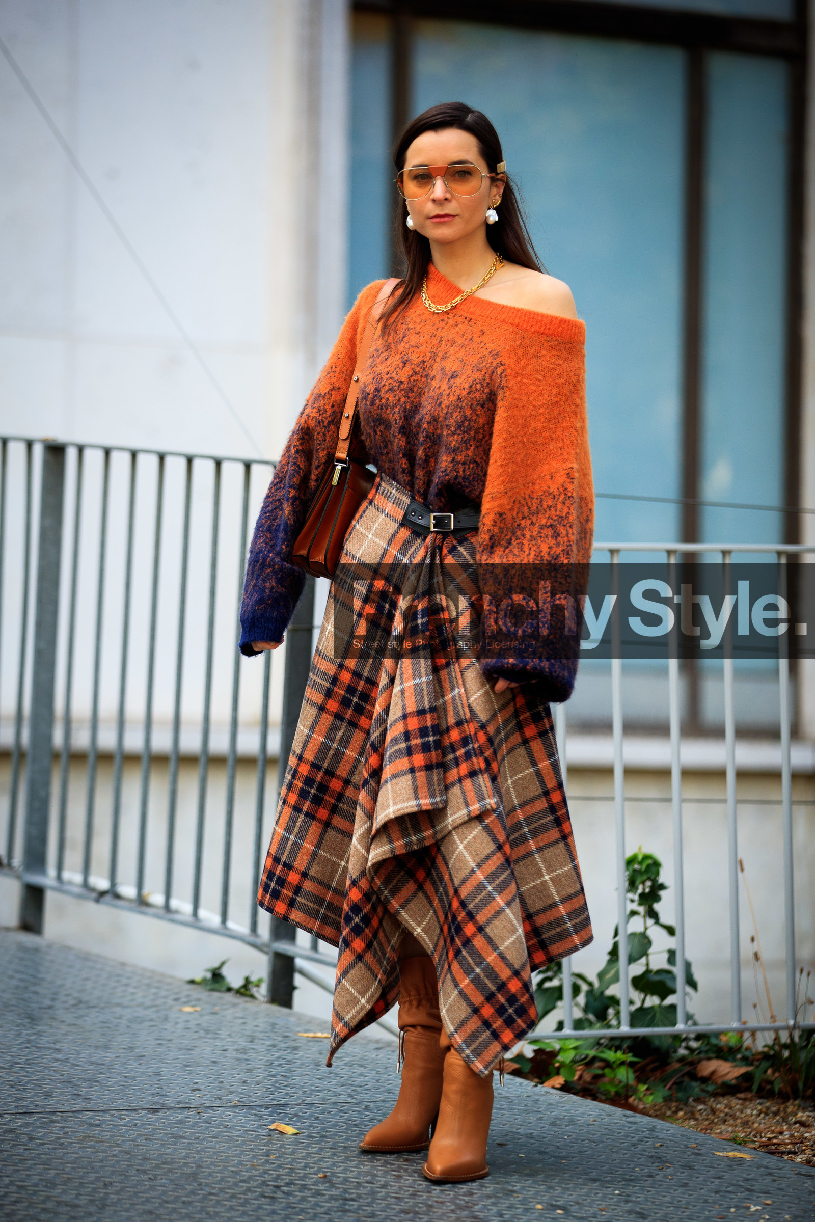 julia comil, orange pullover, orange skirt, tie and dye pullover, navy blue pullover, plaid skirt, checked skirt, asymetrical pullover, oversize pull, oversize pullover, aviator sunglasses, metalic frame sunglasses, yellow sunglasses, pearl earrings, dangling earrings, golden earrings, golden necklace, chain necklace, long skirt, camel leather bag, camel leather boots, chloe earrings, fashion week, frenchystyle, FW, jonathan paciullo, street style, PFW, PARIS, SPRING SUMMER 2021, SS 21, vertical, full length