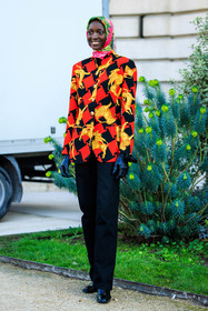 model, printed scarf, head scarf, multicolor scarf, buttoned blazer, red blazer, printed blazer, animal motif, plaid blazer, black pants, black gloves, leather gloves, black trousers, black shoes, fashion week, frenchystyle, FW, jonathan paciullo, street style, PARIS, PFW, SPRING SUMMER 2022, SS 22, full length, vertical