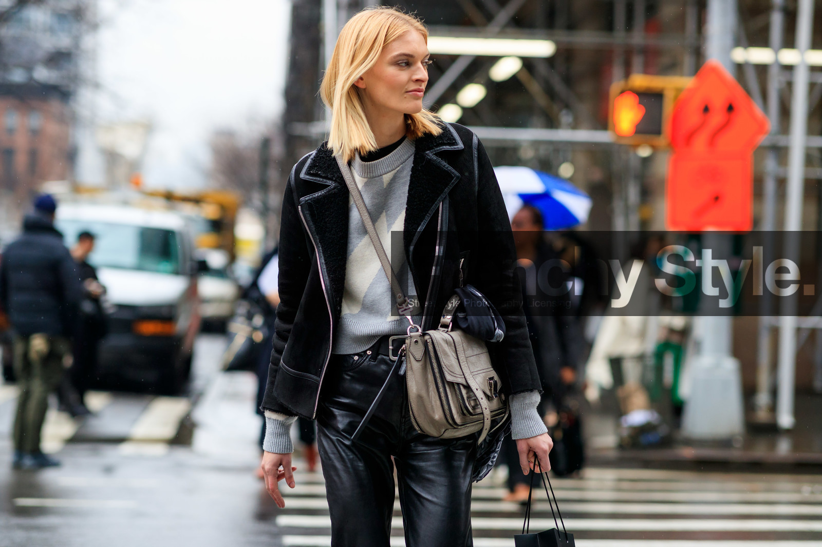 model, black suede coat, black suede bombers, black bombers, black coat, fur cap, fur bombers, black pants, kaki leather bag, crossbody bag, light grey pullover, white pullover, checked pullover, fashion week, frenchystyle, FW, jonathan paciullo, street style, NYFW, NEW YORK, AUTUMN WINTER 2020-2021, FALL WINTER 2020-2021, FW 20-21, horizontal, atmosphere details, detail