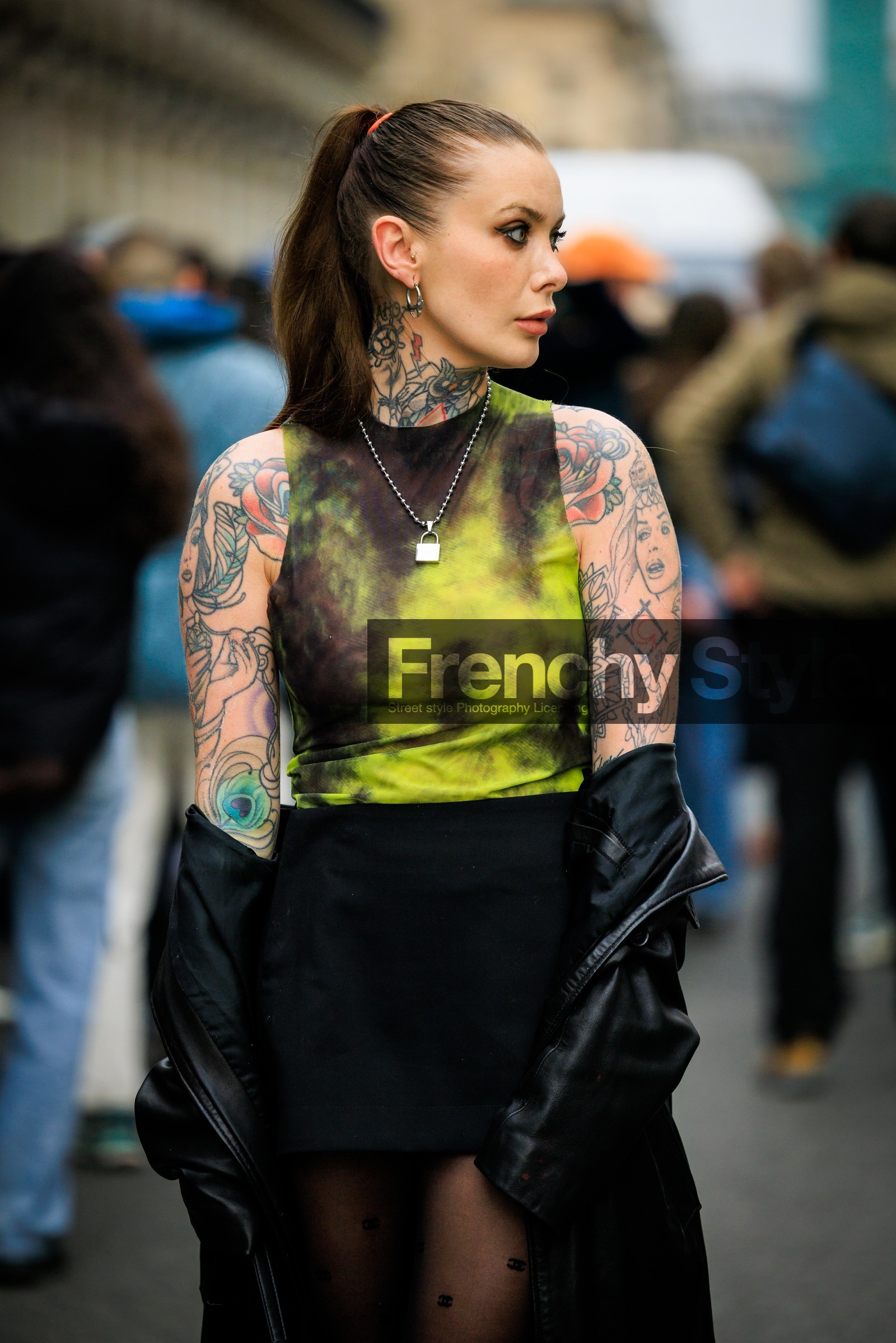 tatoos, tie dye tanktop, loop earrings, pony tail, mini skirt, black jacket, leather jacket, silver necklace, lock pendant necklace, fashion week, frenchystyle, FW, jonathan paciullo, street style, AUTUMN WINTER 2022-2023, FALL WINTER 2022_2023, FW 22-23, PFW, PARIS, vertical, detail