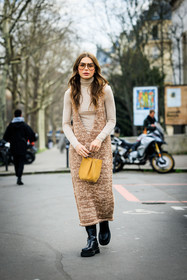 pilot sunglasses, wavy hair, knitted dress, ivory turtleneck, knitweat, black boots, yellow mustard bag, mini bag, Allegra shaw, fashion week, frenchystyle, FW, jonathan paciullo, street style, AUTUMN WINTER 2022-2023, FALL WINTER 2022_2023, FW 22-23, PFW, PARIS, vertical, full length