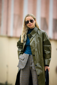 pattent trench, green trench, blue turtleneck, pocket pants, plaid pants, pilot sunglasses, black sunglasses, coperni hangbag, velvet bag, blue bag, grey pants, coperni, street style, jonathan paciullo, FW, frenchystyle, fashion week, AUTUMN WINTER 2022-2023, FALL WINTER 2022_2023, FW 22-23, PFW, PARIS, vertical, detail