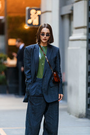 mary leest, dark grey jacket, dark grey pants, dark grey suits, striped pants, striped jacket, striped suits, loose pants, kaki top, vinyl top, plastic bag, brown bag, sheer bag, crossbody bag, mini bag, small sunglasses, boyish look, round shape sunglasses, fashion week, frenchystyle, FW, jonathan paciullo, street style, FALL WINTER 2020-2021, AUTUMN WINTER 2020-2021, FW 20-21, vertical, atmosphere details, detail, NYFW, NEW YORK