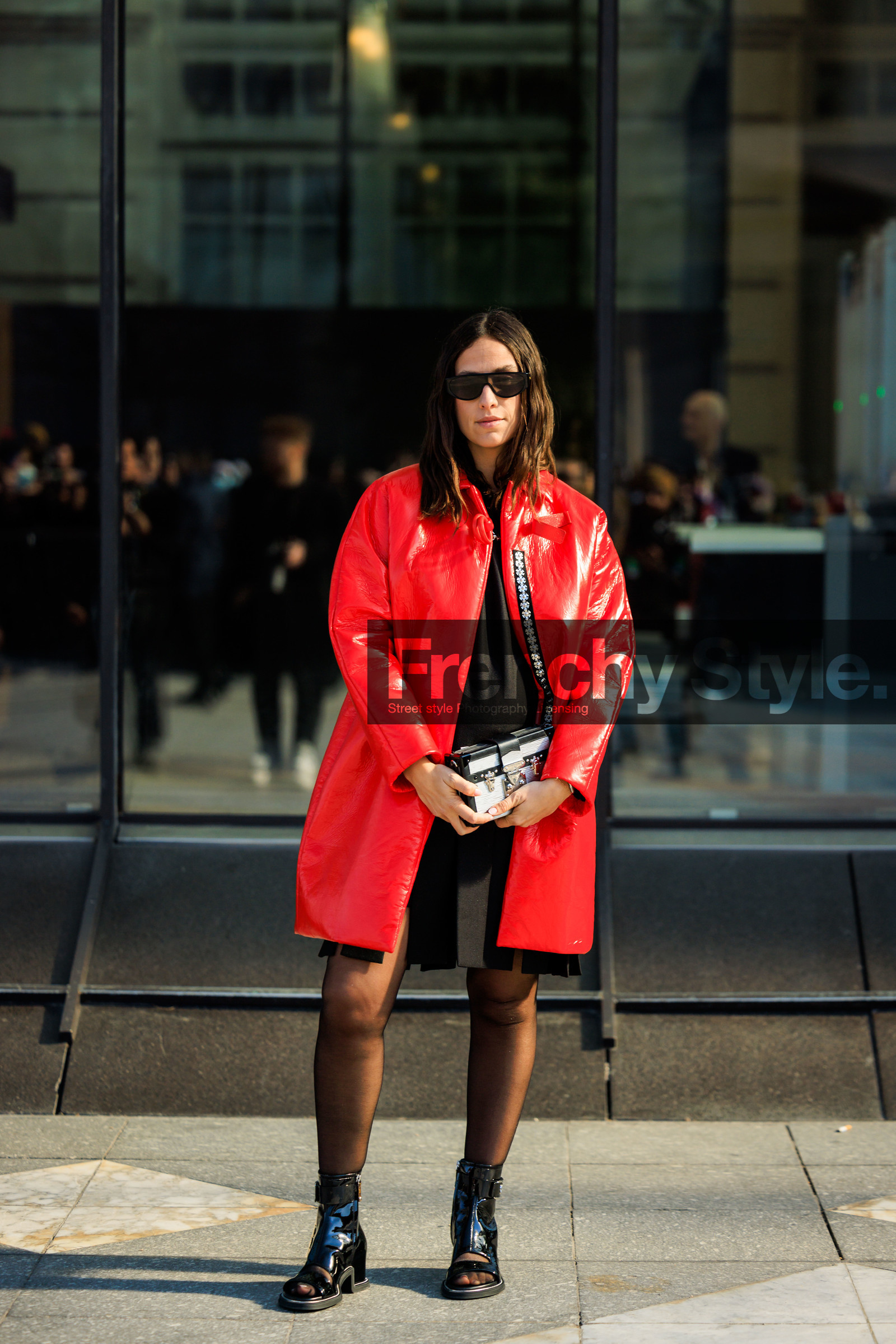 black sunglasses, red coat, leather coat, louis vuitton, black dress, black boots, boot sandals, pattent jacket, louis vuitton clutch, white clutch, erika boldrin, street style, jonathan paciullo, FW, frenchystyle, fashion week, AUTUMN WINTER 2022-2023, FALL WINTER 2022_2023, FW 22-23, PFW, PARIS, full length, vertical