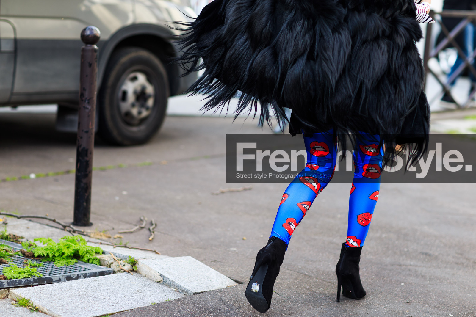 atmosphere details, AUTUMN WINTER 2016-2017, AW 16-17, black boots, black coat, black fur, black jacket, blue legging, detail, FALL WINTER 2016-2017, fashion week, frenchystyle, fur coat, fur jacket, FW, FW 16-17, high heels, horizontal, jonathan paciullo, PARIS, PFW, printed legging, street style, suede shoes