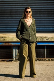 green cardigan, hole cardigan, knitted cardigan, black sunglasses, pilot sunglasses, green pants, multiple necklaces, black sunglasses, baggy pants, chiara capitani, fashion week, frenchystyle, FW, jonathan paciullo, street style, vertical, full length