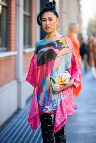 printed dress, asymetrical dress, flared dress, multicolor dress, baguette fendi bag, multicolor bag, creole loops, braided hair, hair bow, golden choker, jaime xie, fashion week, frenchystyle, FW, jonathan paciullo, street style, MFW, MILAN, FALL WINTER 2022_2023, AUTUMN WINTER 2022-2023, FW 22-23, vertical, atmosphere details