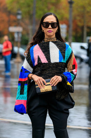 black pullover, multicolor pullover, chanel bag, chanel pullover, chanel necklace, letters necklace, chocker, choker necklace, choker necklace, lurex pullover, golden pullover, golden bag, black leather bag, animal skin bag, PARIS, PFW, SPRING SUMMER 2020, SS 20, fashion week, frenchystyle, FW, jonathan paciullo, street style, vertical, atmosphere details, detail