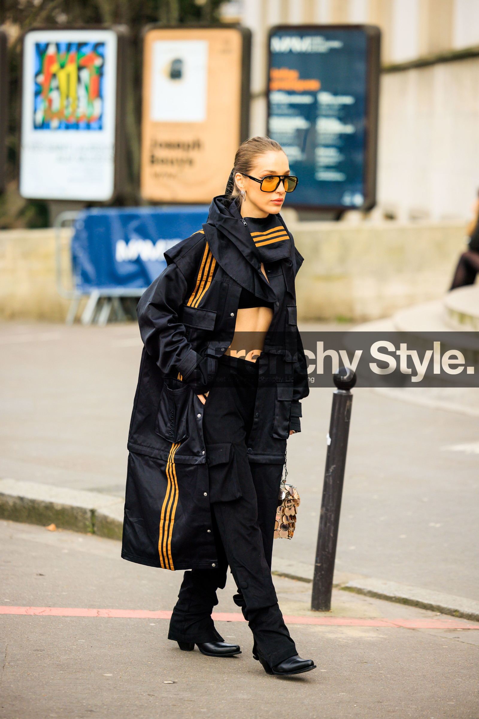 pilot sunglasses, 70S sunglasses, black bra, black jacket, nylon jacket, loop earrings, assymetric jacket, paco rabanne handbag, bucket bag, shiny bad, black trousers, black shoes, street style, jonathan paciullo, FW, frenchystyle, fashion week, AUTUMN WINTER 2022-2023, FALL WINTER 2022_2023, FW 22-23, PFW, PARIS, full length, vertical