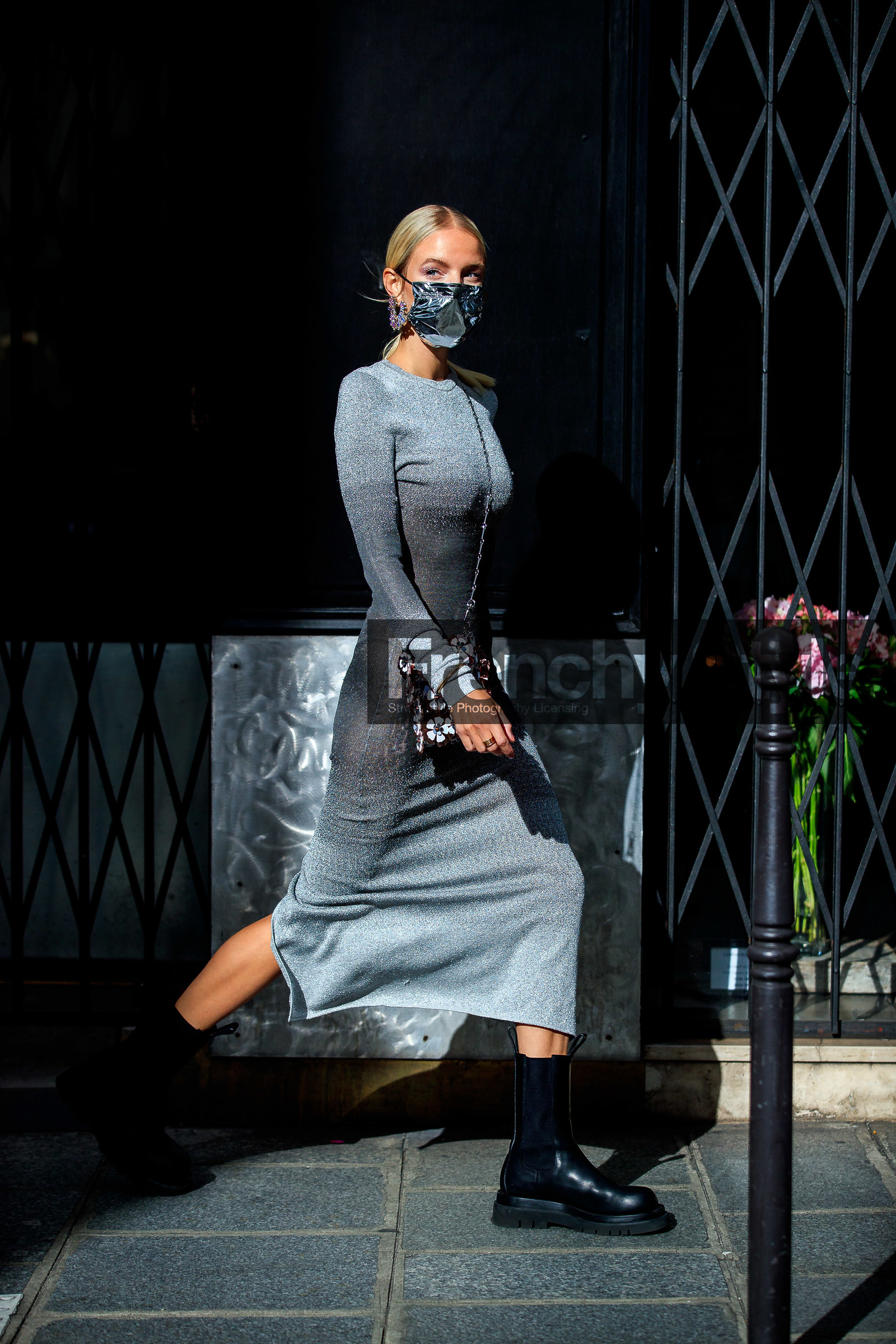 leonie hanne, silvered dress, tight dress, long dress, long sleeves dress, black leather boots, low boots, chelsea boots, flat boots, big sole boots, motard boots, paco rabanne bag, paco rabanne dress, crossbody bag, metalic bag, silvered bag, silvered chain strap bag, floral embroidered bag, plastic bag, strassed earrings, round shape earrings, big earrings, PARIS, PFW, fashion week, frenchystyle, FW, jonathan paciullo, street style, SPRING SUMMER 2021, SS 21, vertical, full length