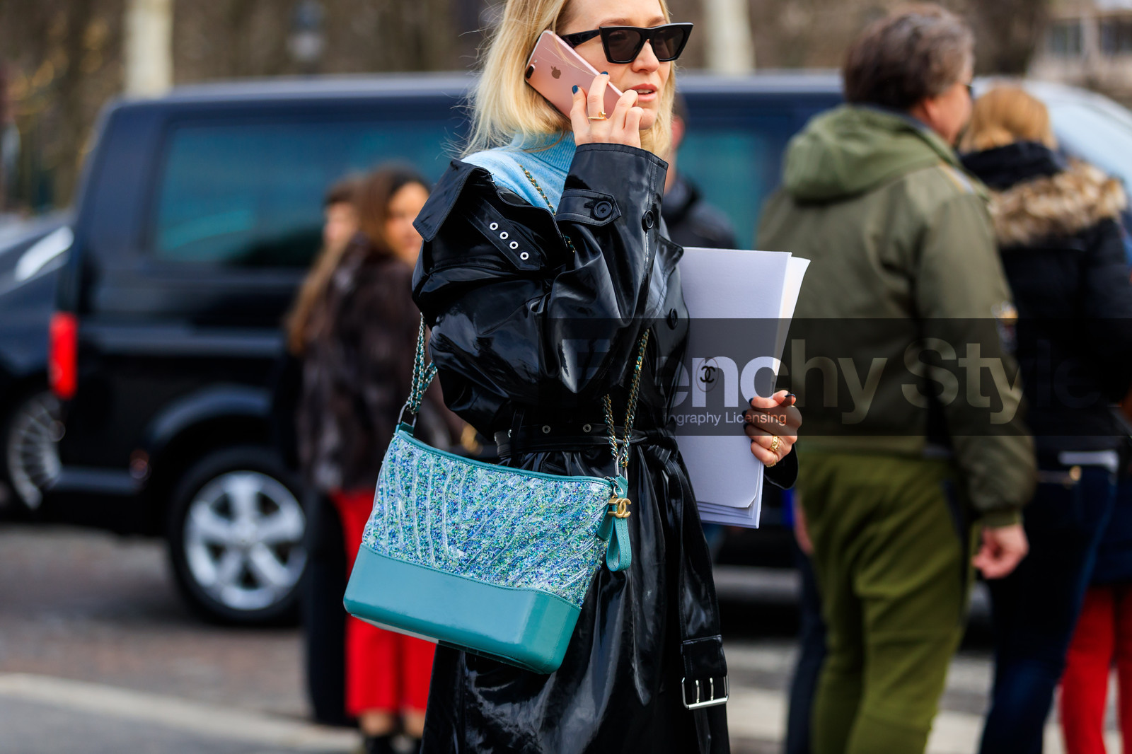 black coat, blue bag, chanel handbag, iphone, leather bag, leather coat, sunglasses, trench coat, street style, jonathan paciullo, FW, frenchystyle, fashion week, PFW, PARIS, AUTUMN WINTER 2018-2019, FALL WINTER 2018-2019, FW 18-19, horizontal, atmosphere details