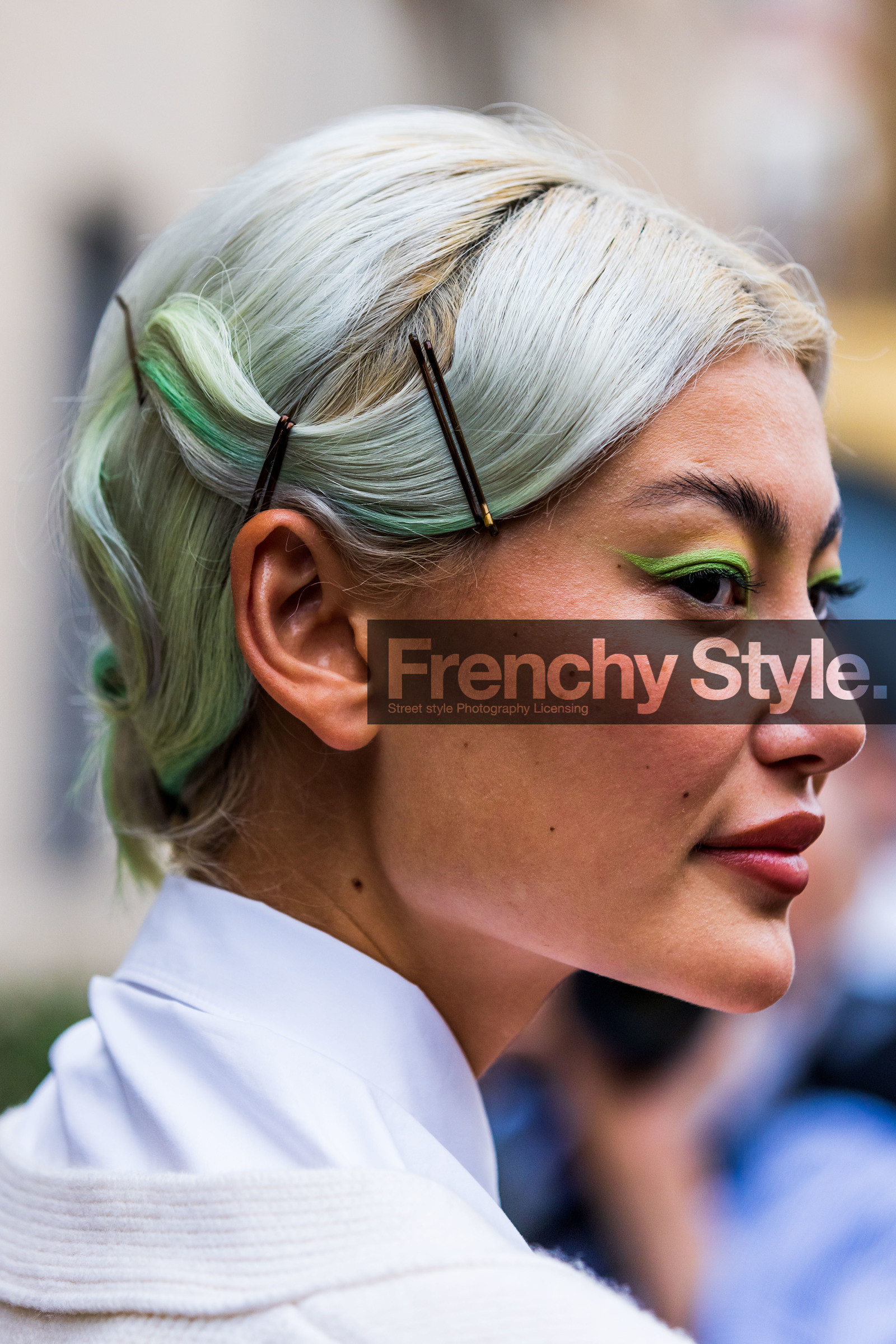 Amalie Gassmann, bun, detail, fluo green, fluo green eyeliner, green eyeliner, green hair, hairstyle, makeup, pins, fashion week, frenchystyle, FW, jonathan paciullo, street style, SPRING SUMMER 2022, SS 22, MFW, MILAN, vertical, atmosphere details