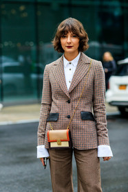alyssa coscarelli, coach bag, coach jacket, coach suits, coach shirt, white shirt, checked jacket, checked pants, checked suits, black leather jacket, camel leather bag, red leather bag, beige jacket, beige pants, red jacket, red pants, brown jacket, brown pants, brown suits, crossbody bag, golden chain strap bag, fashion week, frenchystyle, FW, jonathan paciullo, street style, NYFW, NEW YORK, AUTUMN WINTER 2020-2021, FALL WINTER 2020-2021, FW 20-21, vertical, atmosphere details, detail