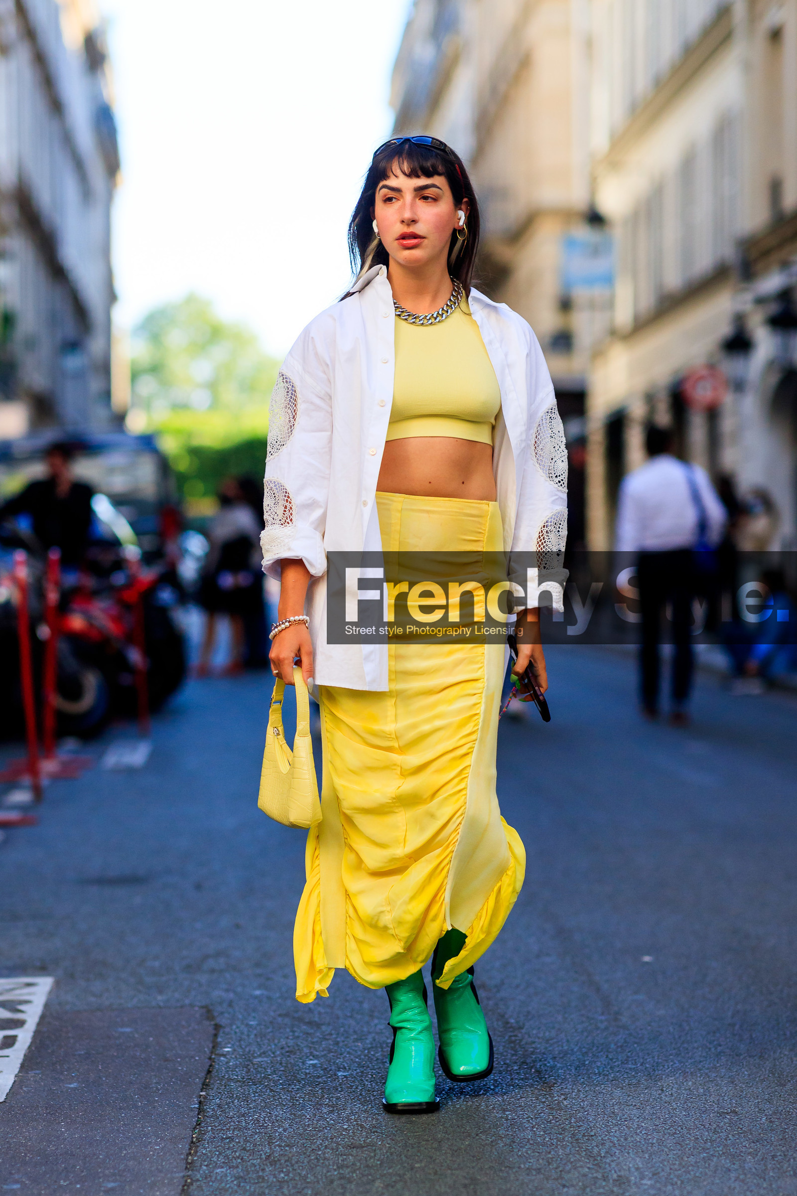 yellow top, yellow skirt, cropped top, drape skirt, long skirt, green boots, green polish boots, varnished boots, chelsea boots, white shirt, lace shirt, embroidered shirt, oversize shirt, yellow leather bag, hand bag, silvered necklace, chain necklace, big chain necklace, animal skin bag, barbara malewicz, fashion week, frenchystyle, FW, jonathan paciullo, street style, PFW, PARIS, SPRING SUMMER 2022, SS 22, vertical, full length