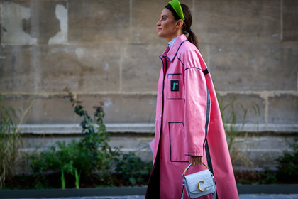 chloé, graphic jacket, headband, leather bag, leather coat, pink coat, prada, printed jacket, white bag, PARIS, PFW, street style, jonathan paciullo, FW, frenchystyle, fashion week, AUTUMN WINTER 2019-2020, AW 19-20, FALL WINTER 2019-2020, FW 19-20, horizontal, atmosphere details, detail