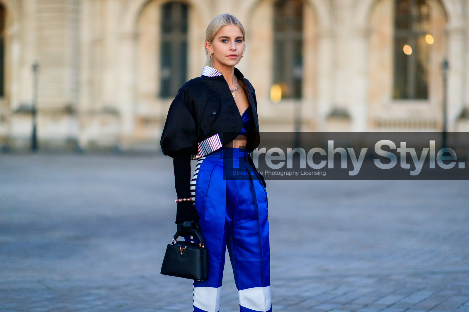 caro daur, blue pants, black leather bag, satin pants, carrot pants, high waist pants, white pants, striped pants, cropped top, blue bra, satin bra, cropped jacket, black jacket, black leather gloves, hand bag, silvered jacket, silvered necklace, big chain necklace, wooden bracelet, strassed bracelet, golden earrings, logo earrings, louis vuitton bag, louis vuitton pants, louis vuitton jacket, louis vuitton top, louis vuitton earrings, fashion week, frenchystyle, FW, jonathan paciullo, street style, PFW, PARIS, horizontal, atmosphere details, detail