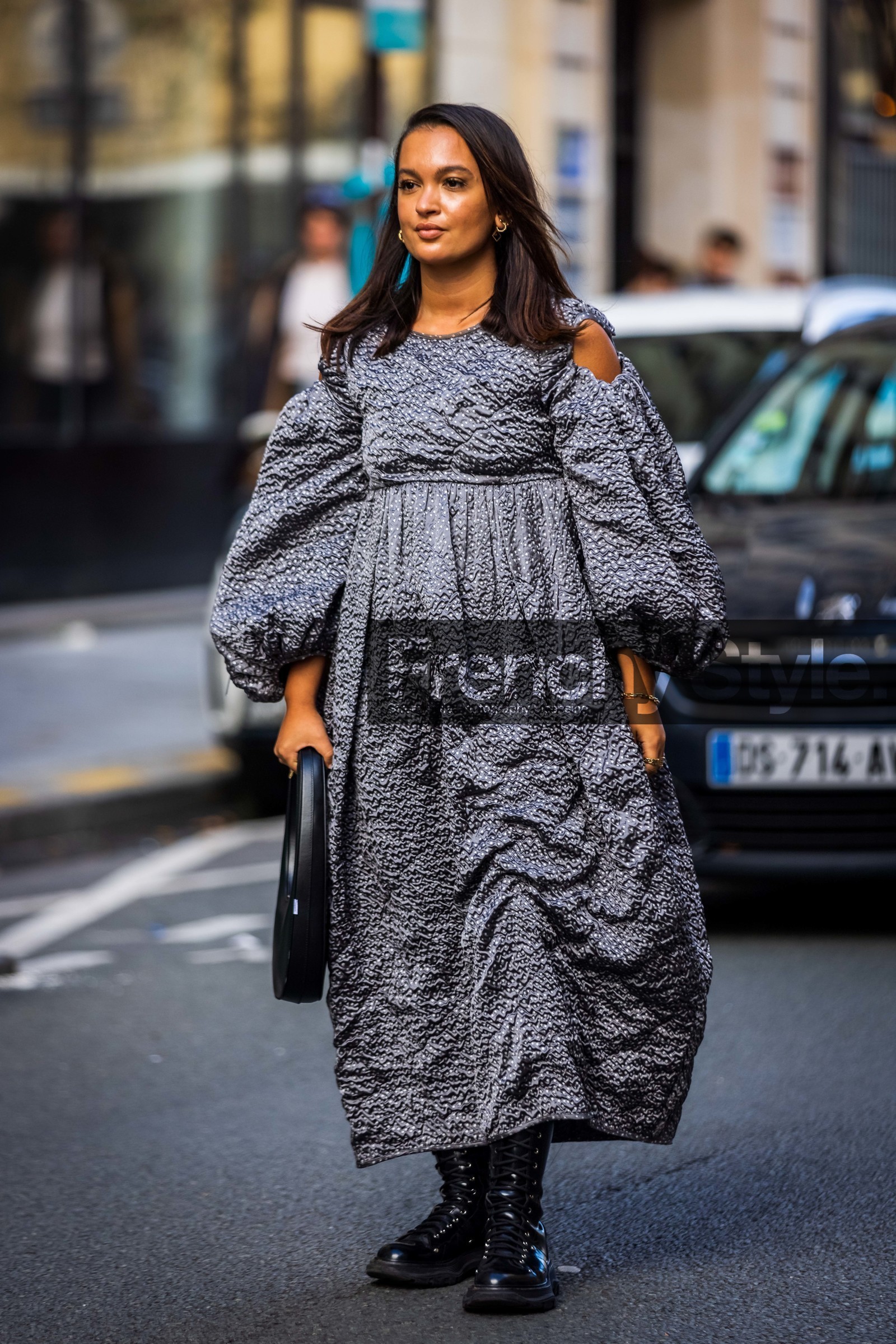 bag, ballon sleeves, black boots, boots, dots, dress, grey dress, leather bag, Oumayma Elboumeshouli, oversize dress, print, printed dress, street style, jonathan paciullo, FW, frenchystyle, fashion week, PFW, PARIS, SPRING SUMMER 2022, SS 22, vertical, full length