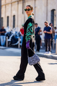 bicolor bag, color, glooves, prada glooves, prada look, printed bag, printed top, purple glooves, Tamara Kalinic, sunglasses, fluid jumpsuit, black jumpsuit, jumpsuit, fashion week, frenchystyle, FW, jonathan paciullo, street style, SPRING SUMMER 2022, SS 22, MFW, MILAN, vertical, full length
