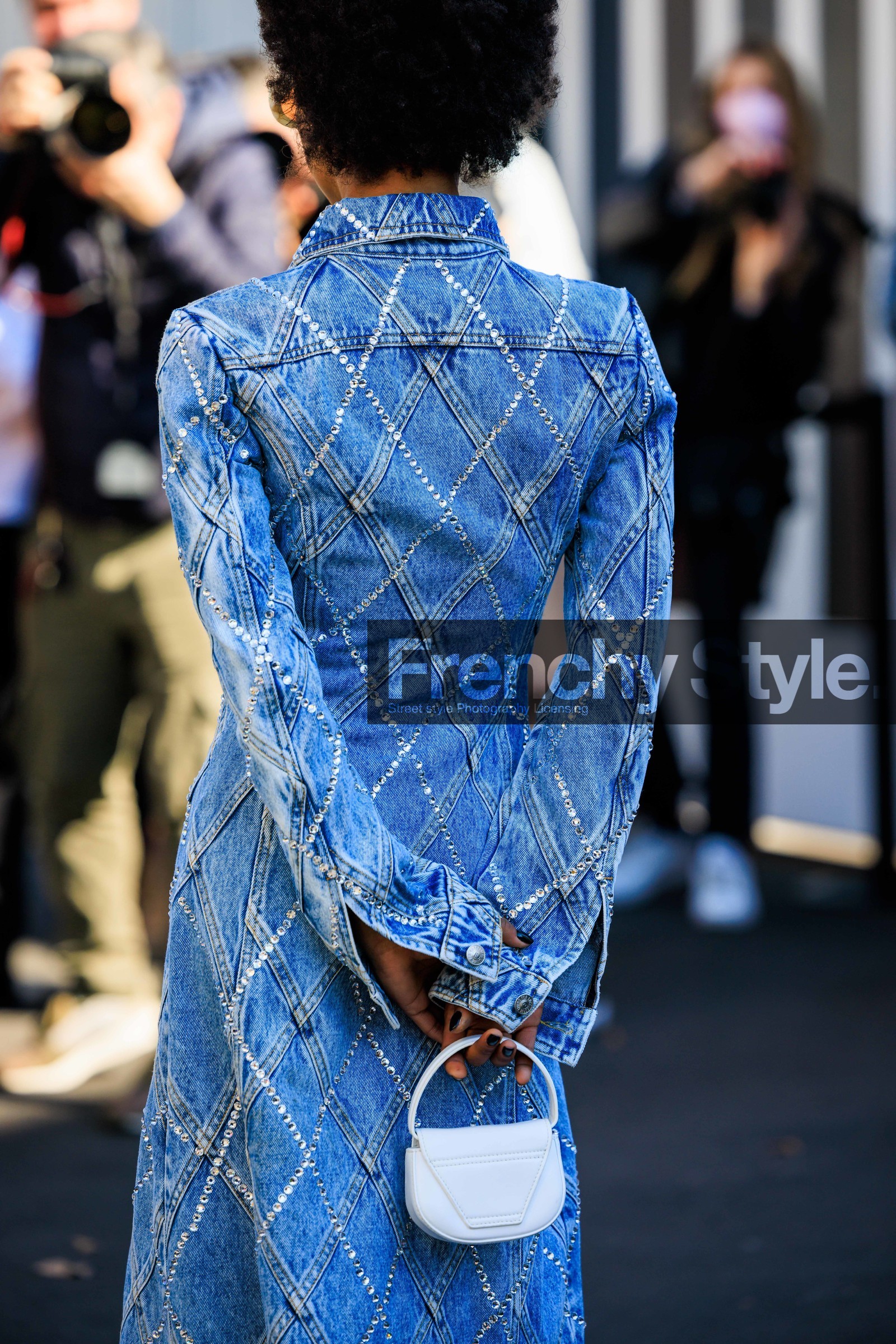 mini white bag, mini leather bag, full denim look, jean dress, sparkling denim dress, details, fashion week, frenchystyle, FW, jonathan paciullo, street style, MFW, MILAN, AUTUMN WINTER 2022-2023, FALL WINTER 2022_2023, FW 22-23, vertical, atmosphere details