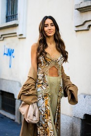 silk pants, pistachio green pants, flared pants, pouch bag, beige baggy trousers, brown trench, close up, tamara kalinic, street style, jonathan paciullo, FW, frenchystyle, fashion week, MFW, MILAN, FALL WINTER 2022_2023, AUTUMN WINTER 2022-2023, FW 22-23, vertical, atmosphere details
