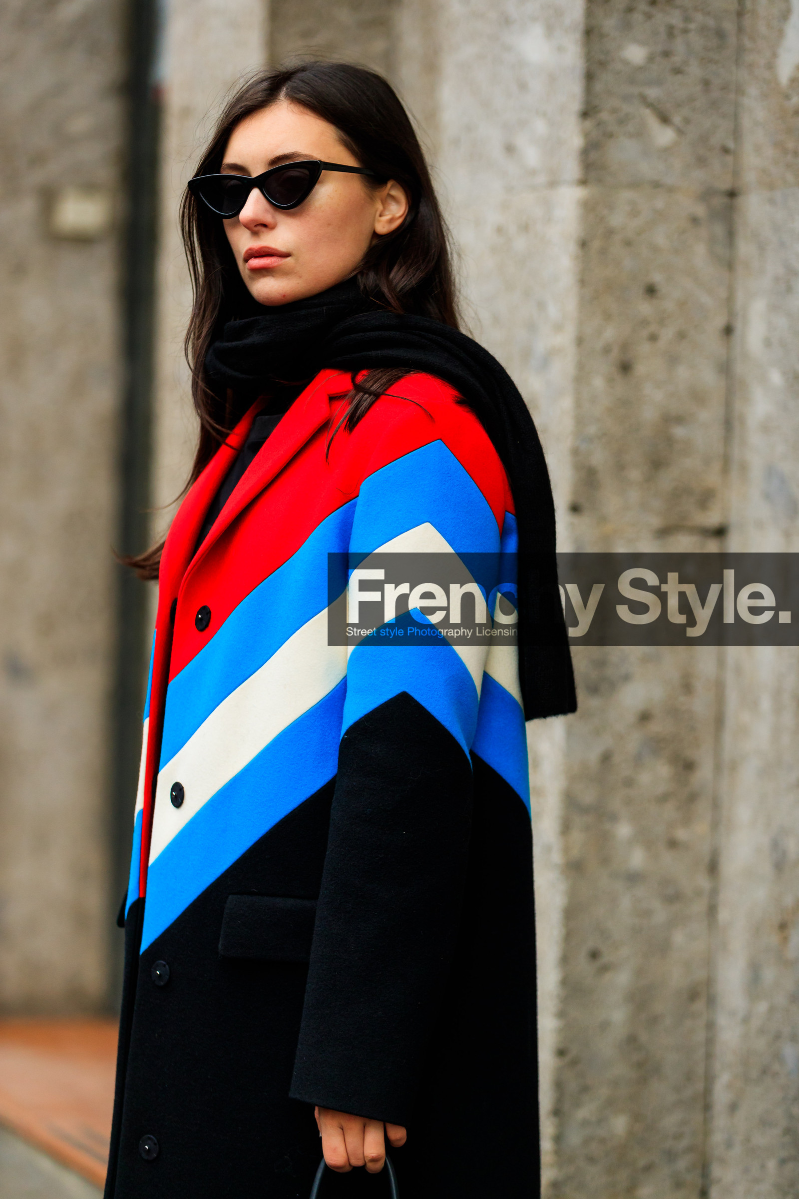 black coat, graphic jacket, printed jacket, red, stripes, sunglasses, turquoise, fashion week, frenchystyle, FW, jonathan paciullo, street style, MFW, MILAN, AUTUMN WINTER 2018-2019, FALL WINTER 2018-2019, FW 18-19, vertical, detail, atmosphere details, marta pozan