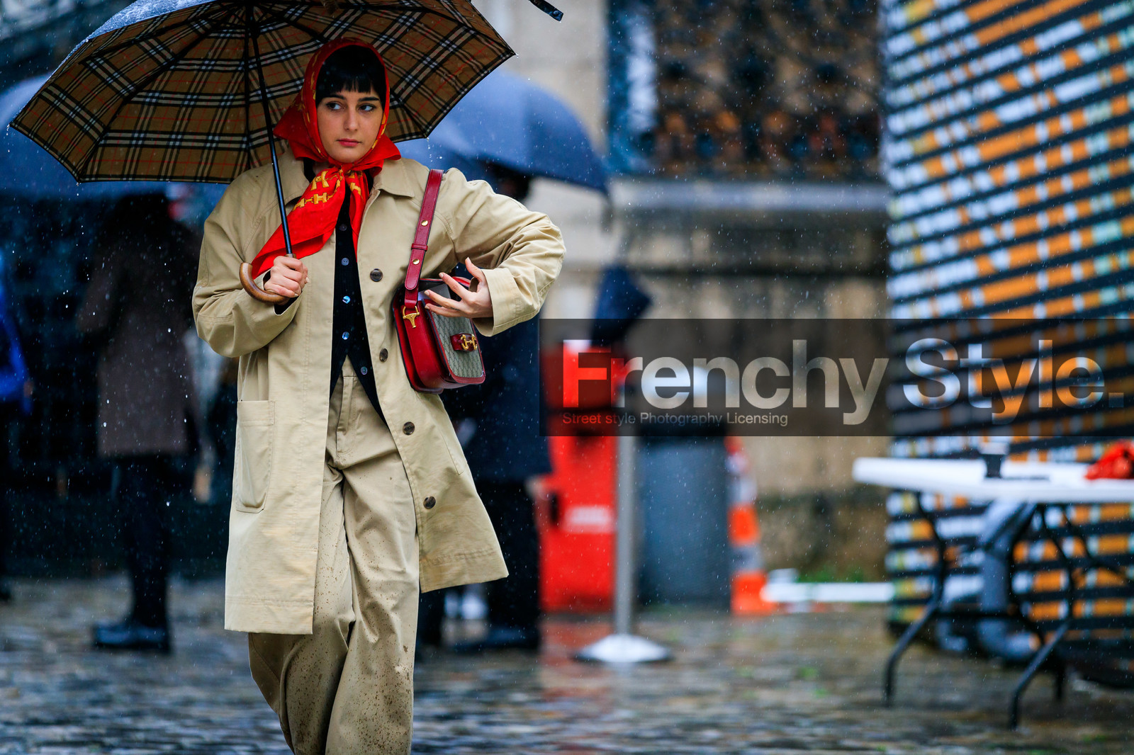 maria bernad, red scarf, hair scarf, printed scarf, black cardigan, embroidered cardigan, beige parka, beige pants, fashion week, frenchystyle, FW, jonathan paciullo, street style, PFW, PARIS, horizontal, atmosphere details, detail