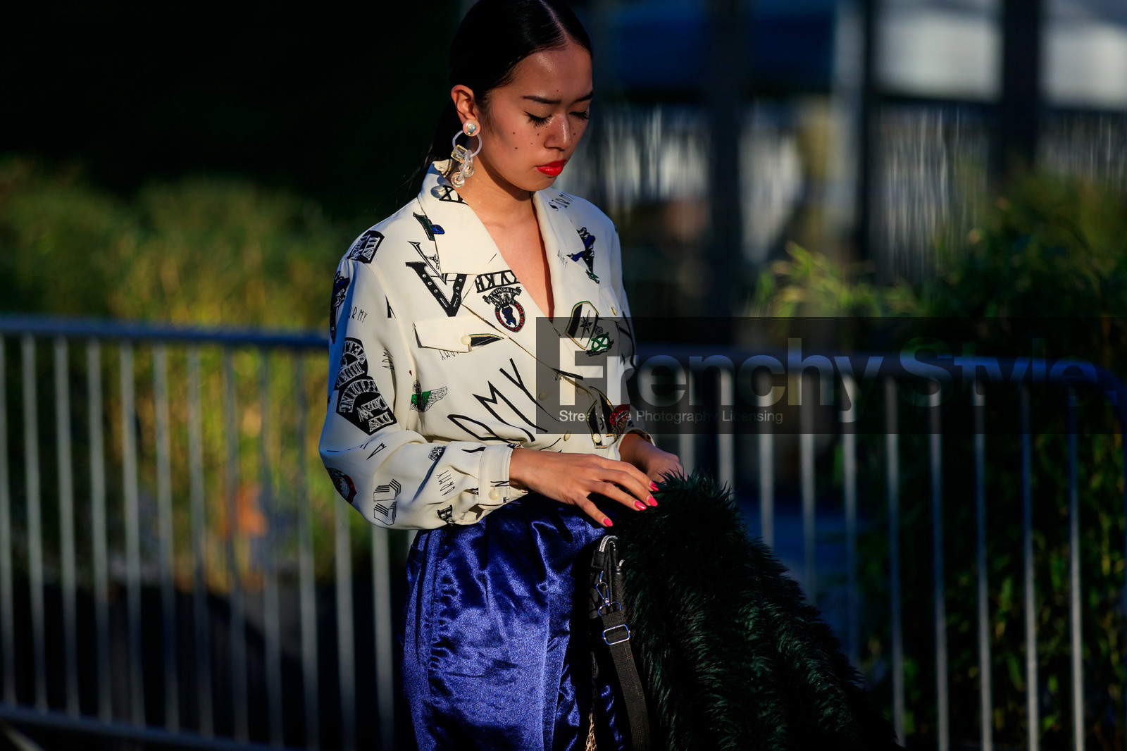 earrings, printed shirt, purple pants, red lips, white shirt, PARIS, PFW, street style, jonathan paciullo, FW, frenchystyle, fashion week, AUTUMN WINTER 2019-2020, AW 19-20, FALL WINTER 2019-2020, FW 19-20, horizontal, atmosphere details, detail