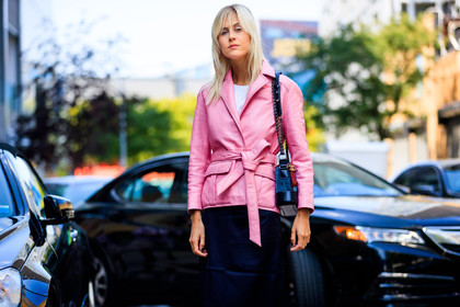 atmosphere details, black bag, blue bag, chanel, detail, fashion week, frenchystyle, FW, horizontal, jonathan paciullo, leather bag, linda tol, navy skirt, NEW YORK, NYFW, pink jacket, SPRING SUMMER 2018, SS 18, street style, suede bag