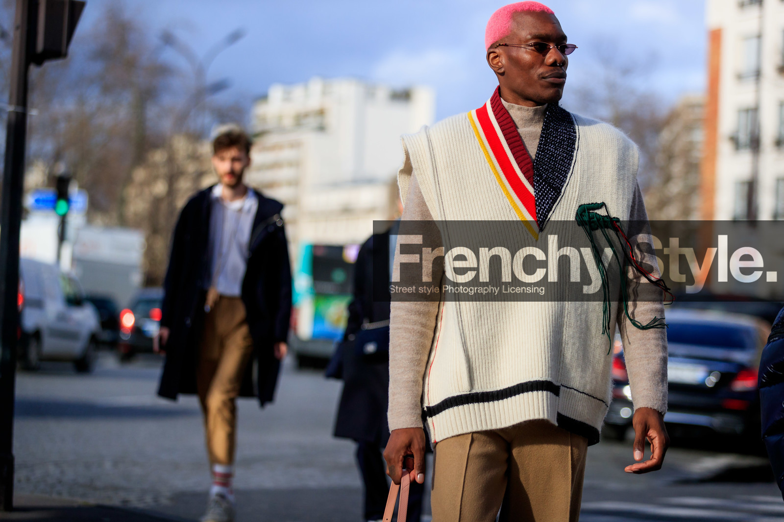 lacoste total look, lacoste pants, lacoste pullover, white pullover, sleeveless pullover, oversize pullover, striped pullover, green pullover, orange pullover, beige pants, grey pullover, asymetrical pullover, pink hair, small sunglasses, metalic frame sunglasses, beige pullover, nose piercing, fashion week, frenchystyle, FW, jonathan paciullo, street style, PFW, PARIS, horizontal, atmosphere details, detail
