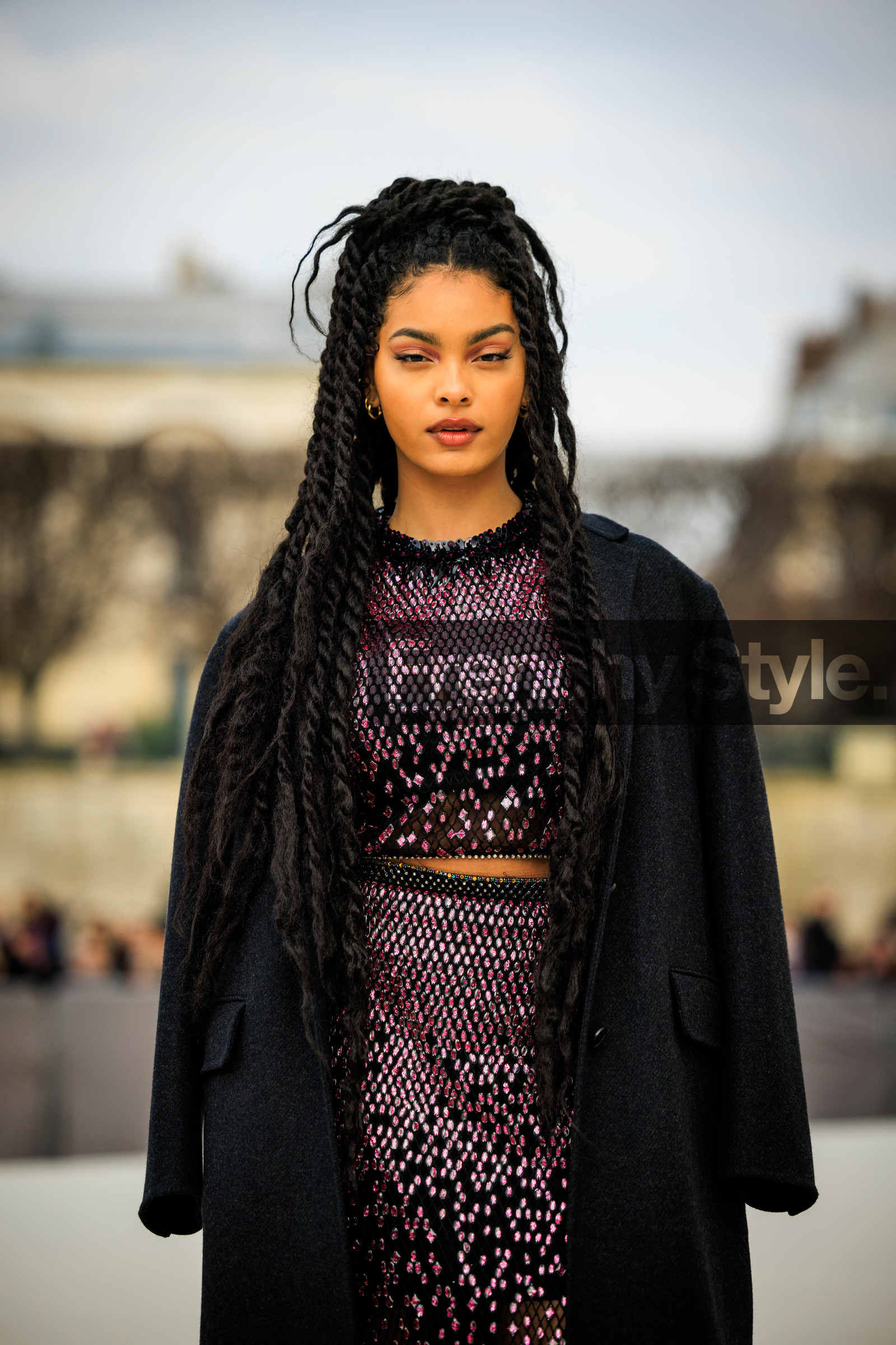 sequins dress, dior, dreadlocks, hairstyle, black coat, purple dress, cropped top, midi skirt, sharon alexie, fashion week, frenchystyle, FW, jonathan paciullo, street style, AUTUMN WINTER 2022-2023, FALL WINTER 2022_2023, FW 22-23, PFW, PARIS, vertical, detail
