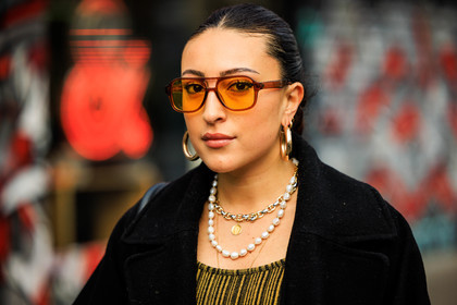 orange sunglasses, 80S sunglasses, pearl necklace, big golden loops, choker, black coat, black trench, details, street style, jonathan paciullo, FW, frenchystyle, fashion week, AUTUMN WINTER 2022-2023, FALL WINTER 2022_2023, FW 22-23, PFW, PARIS, horizontal, atmosphere details, detail