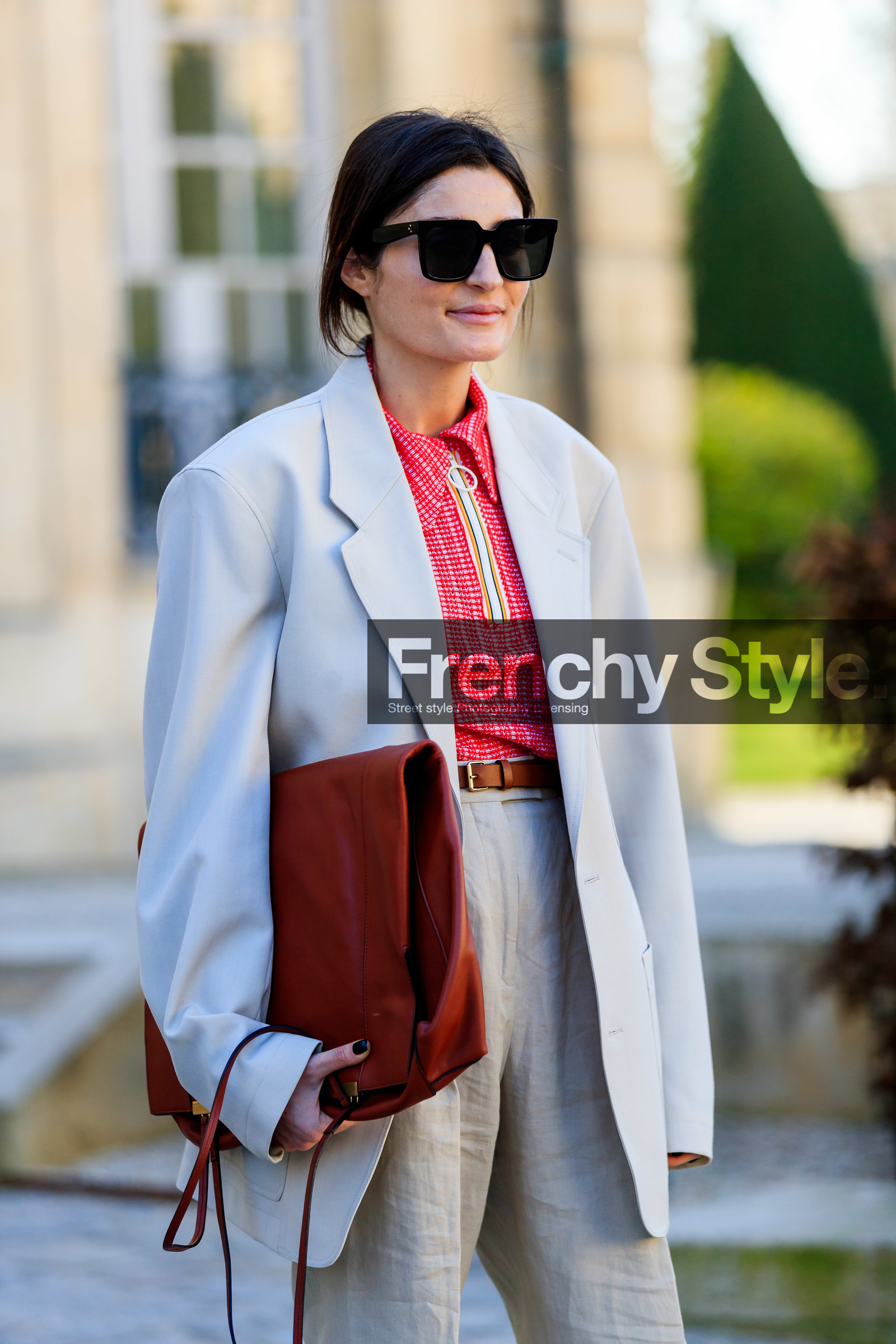 beige jacket, beige pants, beige suit, blazer, leather bag, red bag, red sweater, sunglasses, trousers, PARIS, PFW, street style, jonathan paciullo, FW, frenchystyle, fashion week, AUTUMN WINTER 2019-2020, AW 19-20, FALL WINTER 2019-2020, FW 19-20, vertical, atmosphere details, detail