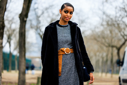 smoky eyes, model, long dress, grey dress, camel belt, braided belt, black coat, leather boots, navy blue bag, fashion week, frenchystyle, FW, jonathan paciullo, street style, PARIS, PFW, SPRING SUMMER 2022, SS 22, atmosphere details, detail, horizontal