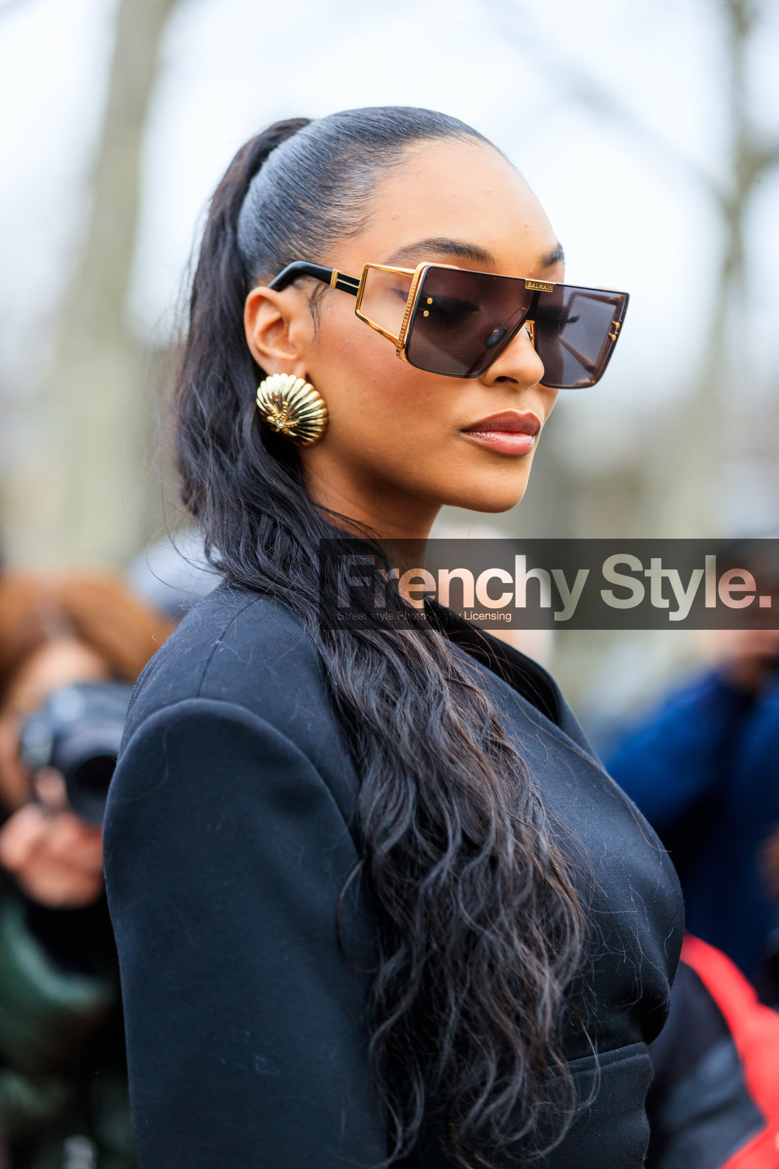 model, jourdan dunn, big sunglasses, metalic frame sunglasses, square shape glasses, golden earrings, shell earrings, balmain sunglasses, close up detail, fashion week, frenchystyle, FW, jonathan paciullo, street style, PFW, PARIS, AUTUMN WINTER 2020-2021, FALL WINTER 2020-2021, FW 20-21, vertical, atmosphere details, detail