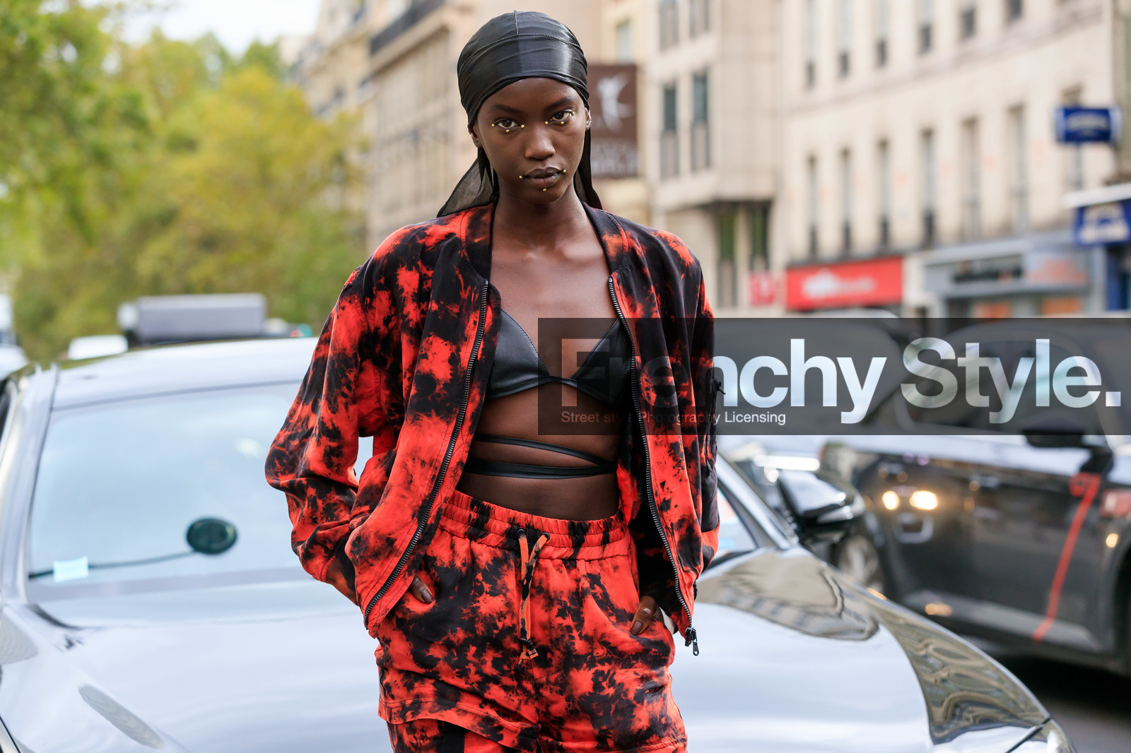 model, tie and dye jacket, tie and dye pants, tie and dye suit, red jacket, red bombers, red pants, jogging pants, black bra, hair scarf, black scarf, cropped top, make up, make up details, studs make up, strassed make up, close up detail, fashion week, frenchystyle, FW, jonathan paciullo, street style, SPRING SUMMER 2020, SS 20, PFW, PARIS, horizontal, atmosphere details, detail