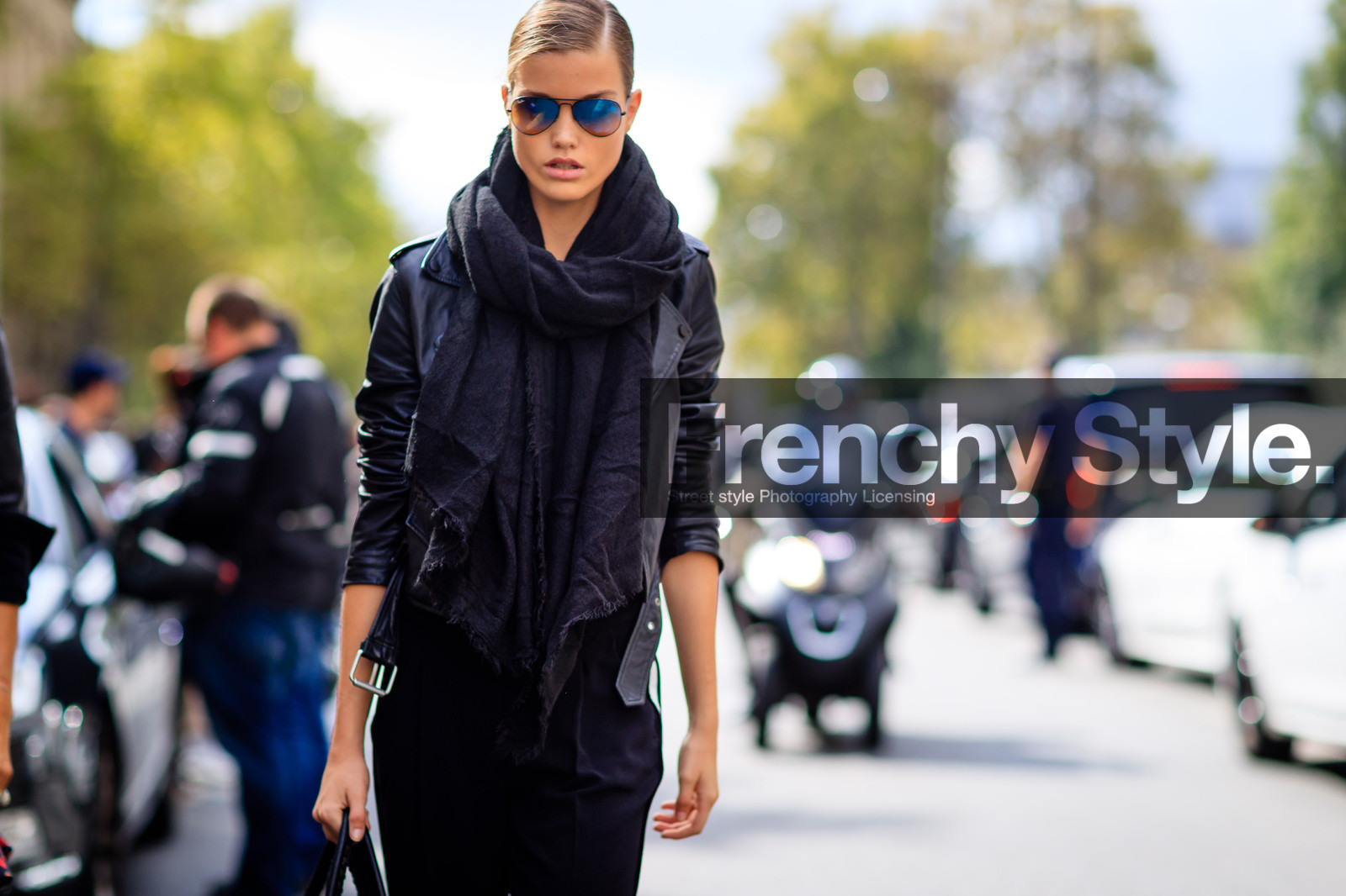atmosphere details, black jacket, black pants, black scarf, detail, fashion week, frenchystyle, FW, horizontal, jonathan paciullo, leather jacket, model, PARIS, PFW, SPRING SUMMER 2017, SS 17, street style, sunglasses, tone on tone, total look black, trousers
