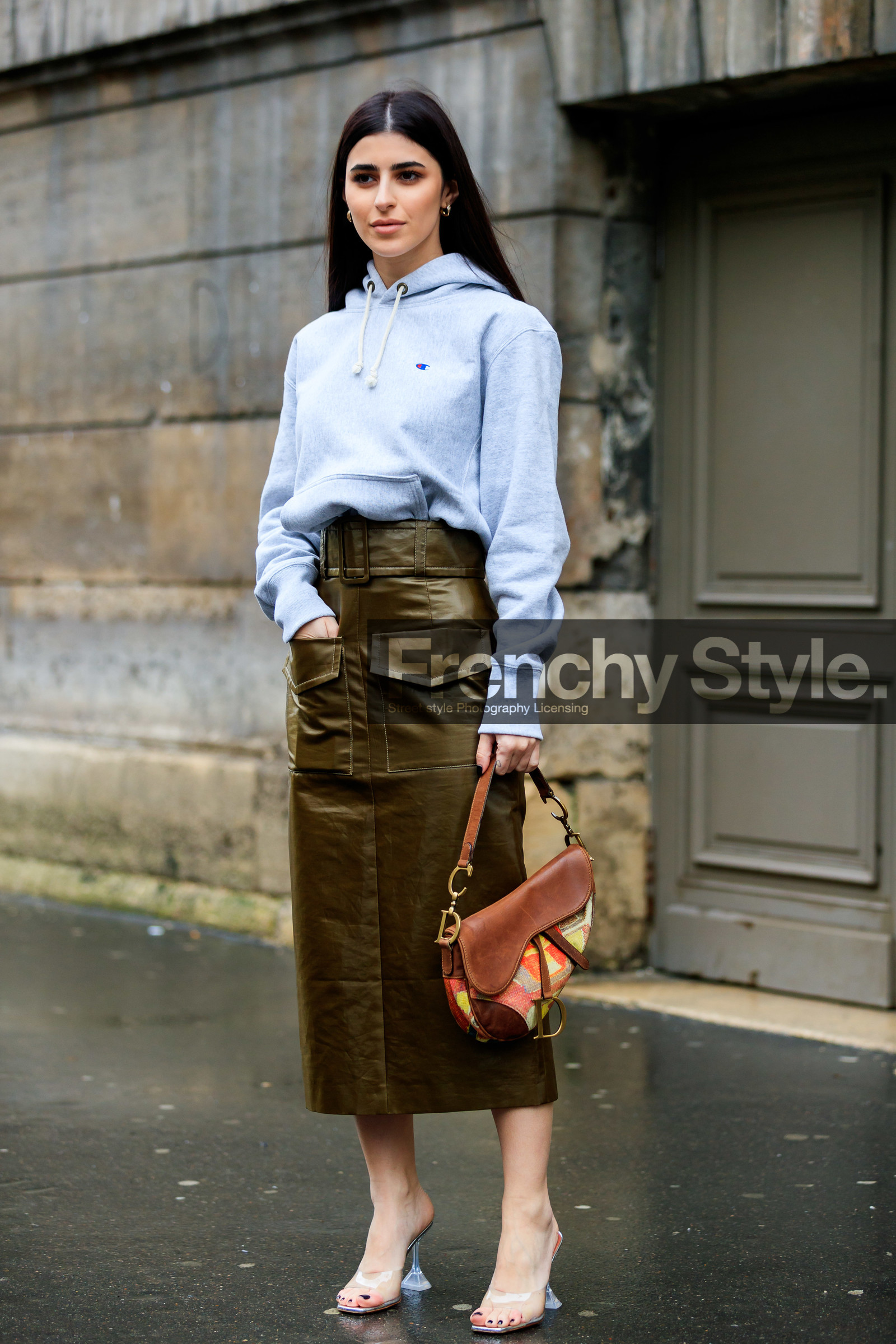 light grey hoodie, champion hoodie, kaki leather skirt, belted skirt, vinyl skirt, long skirt, plastic heels, plastic sandals, sheer sandals, geometrical heel, high heels sandals, high heels slippers, brown leather bag, multicolor bag, red bag, yellow bag, velvet bag, printed bag, dior bag, dior saddle bag, fashion week, frenchystyle, FW, jonathan paciullo, street style, PFW, PARIS, vertical, full length