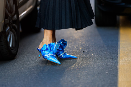 ada kokosar, atmosphere details, black skirt, blue shoes, detail, fashion week, frenchystyle, FW, high heels, horizontal, jonathan paciullo, leather shoes, MFW, MILAN, pleated skirt, SPRING SUMMER 2018, SS 18, street style