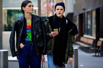 model, black leather perfecto, tie and dye t-shirt, multicolor t-shirt, blue jeans, denim, fashion week, frenchystyle, FW, jonathan paciullo, street style, NYFW, NEW YORK, AUTUMN WINTER 2020-2021, FALL WINTER 2020-2021, FW 20-21, horizontal, atmosphere details, detail