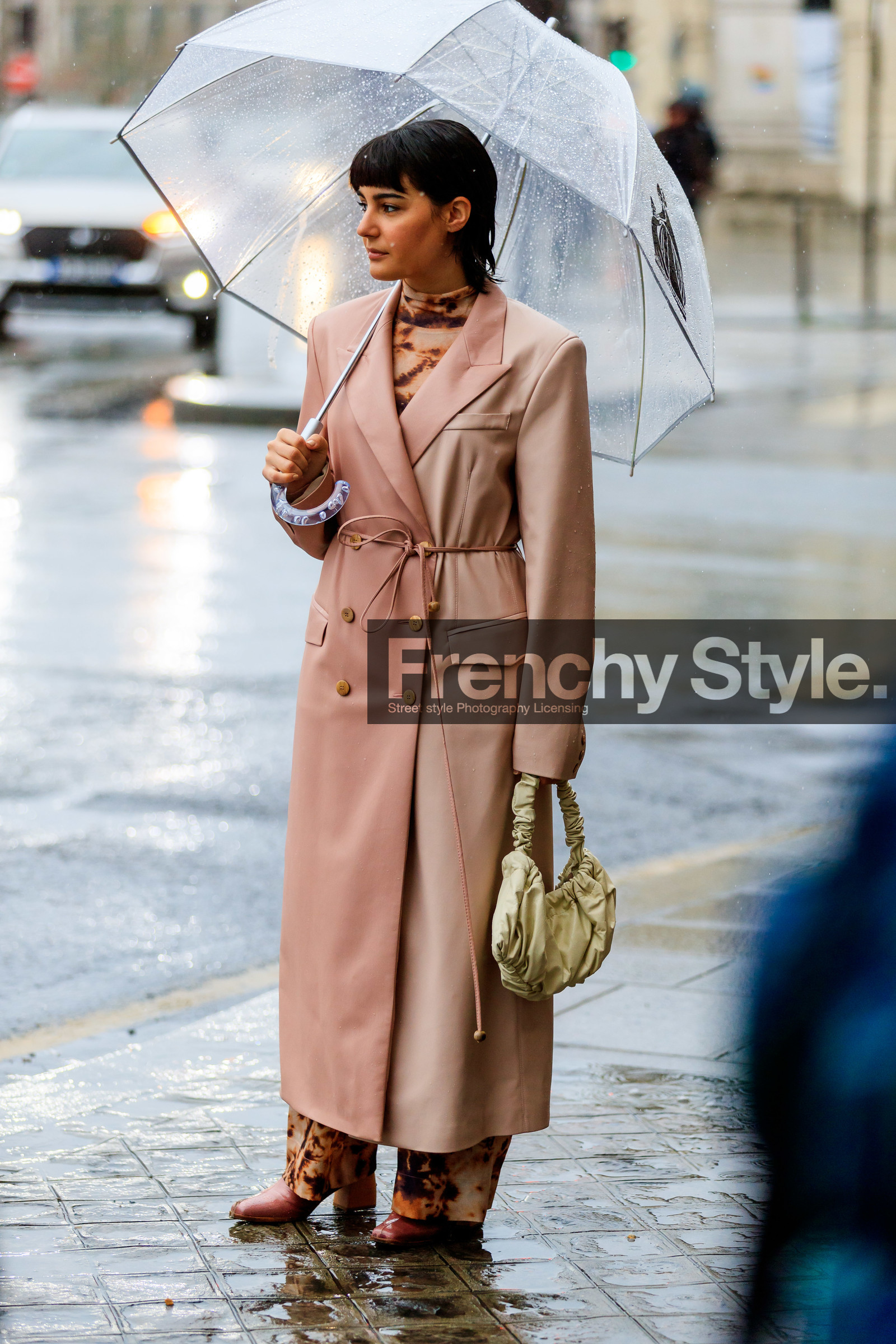 maria bernad, pink leather jacket, pink leather coat, light pink leather jacket, light pink leather coat, belted jacket, belted coat, long jacket, bicolor coat, bicolor jacket, orange top, orange pants, camel pants, camel top, tie and dye pants, tie and dye top, turtleneck top, light yellow leather bag, hand bag, ruffle bag, drape bag, sheer umbrella, lanvin umbrella, fashion week, frenchystyle, FW, jonathan paciullo, street style, PFW, PARIS, vertical, full length