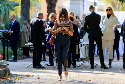natasha goldenberg, miu miu pullover, beige pullover, jacquard pullover, big collar, dark grey pants, carrot pants, belted pants, black leather belt, animal skin belt, white leather shoes, kitten heels shoes, sling back shoes, golden rings, animal shape ring, cartier ring, black leather bracelet, big bangle, big bracelet, stone bracelet, PARIS, PFW, SPRING SUMMER 2020, SS 20, fashion week, frenchystyle, FW, jonathan paciullo, street style, horizontal, atmosphere details, full length