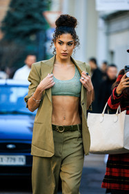 knitted bra, sport bra, green bra, green full look, olive green blazer, olive green pants, buckled belt, high bow, curly hair, fashion week, frenchystyle, FW, jonathan paciullo, street style, MFW, MILAN, FALL WINTER 2022_2023, AUTUMN WINTER 2022-2023, FW 22-23, vertical, atmosphere details