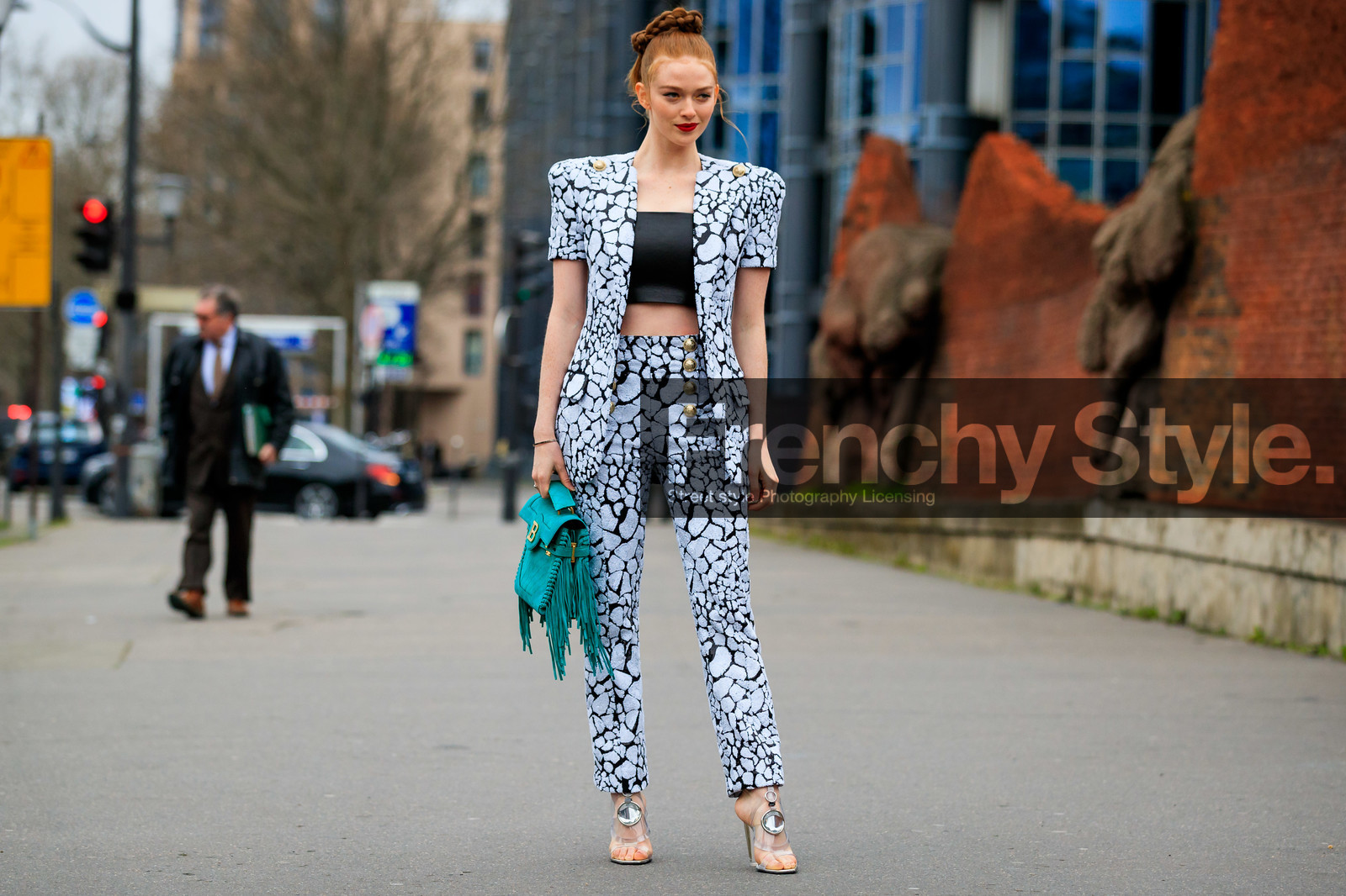 larsen thompson, plaited hair, red lipstick, white jacket, white pants, black pants, black jacket, black top, bicolor jacket, bicolor pants, cropped top, short sleeves jacket, sequins jacket, sequins pants, printed jacket, printed pants, green suede bag, fringe bag, balmain bag, balmain jacket, balmain look, balmain pants, balmain shoes, high heels sandals, plastic heels, plastic shoes, sheer heels, sheer sandals, strassed sandals, fashion week, frenchystyle, FW, jonathan paciullo, street style, PFW, PARIS, AUTUMN WINTER 2020-2021, FALL WINTER 2020-2021, FW 20-21, horizontal, full length, atmosphere details